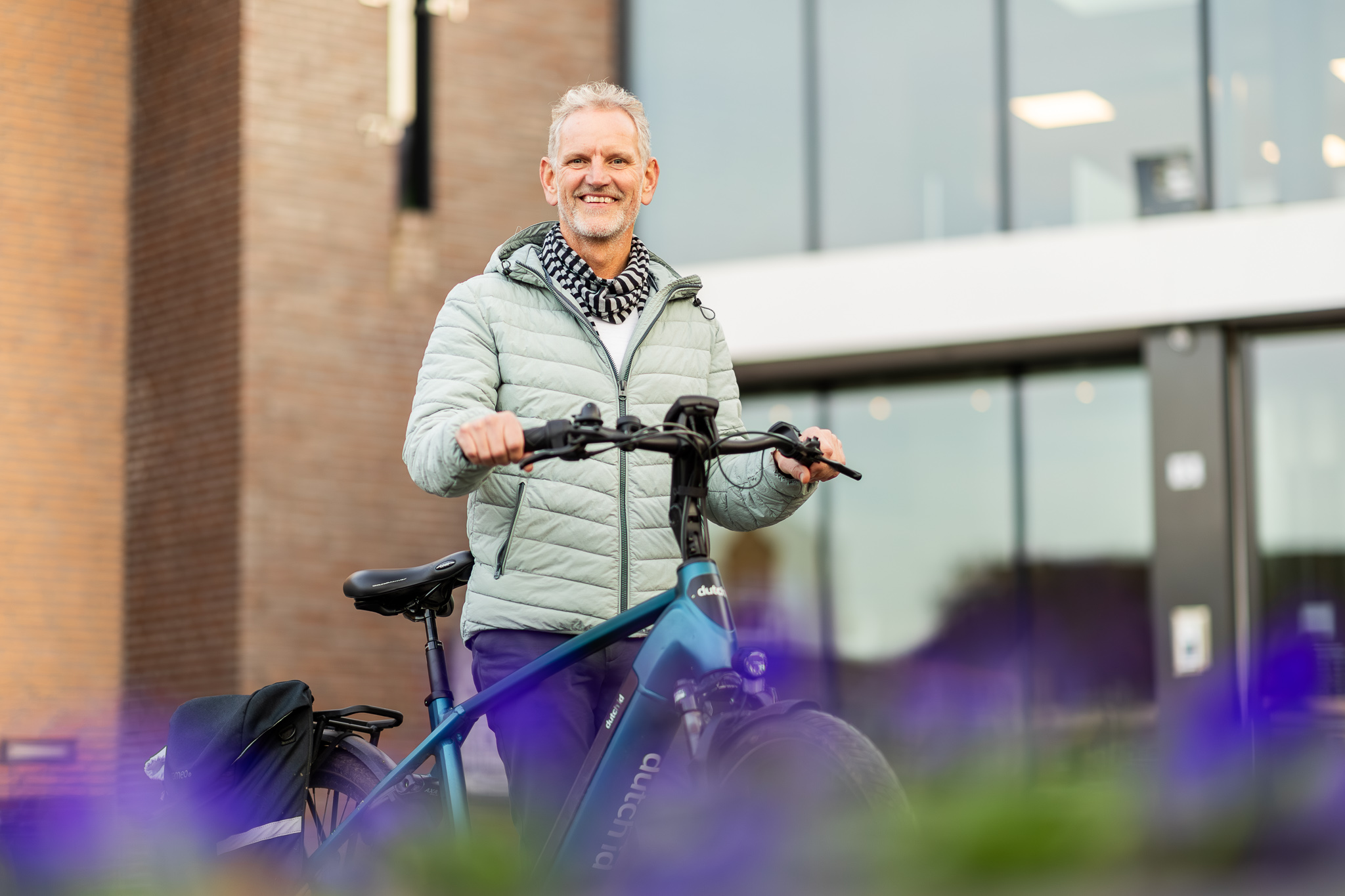 Man fietst door de Brainportregio, onderdeel van Brainport Bereikbaar.