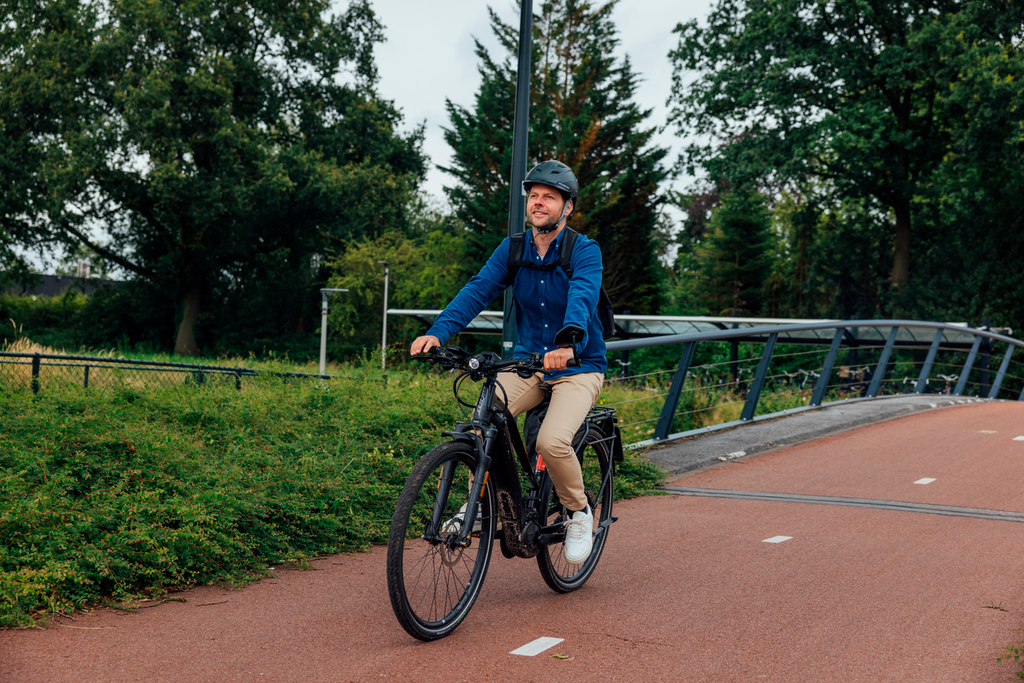 Man fietst op speedpedelec - Brainport Bereikbaar