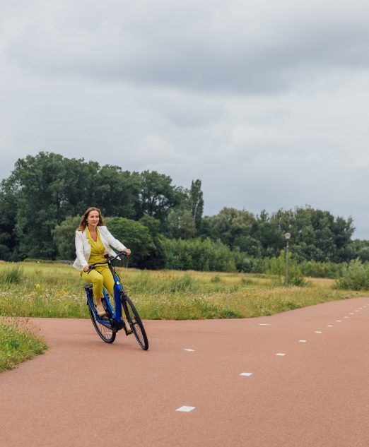 Vrouw fietst door Brainportregio