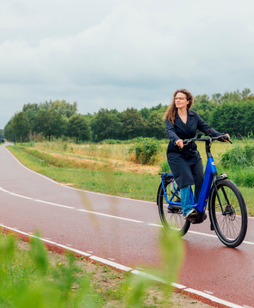 Vrouw fietst op e-bike - Brainport Bereikbaar